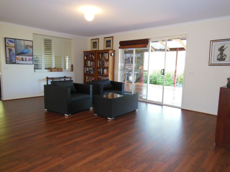 6 Norman Court, Lakes Entrance VIC 3909