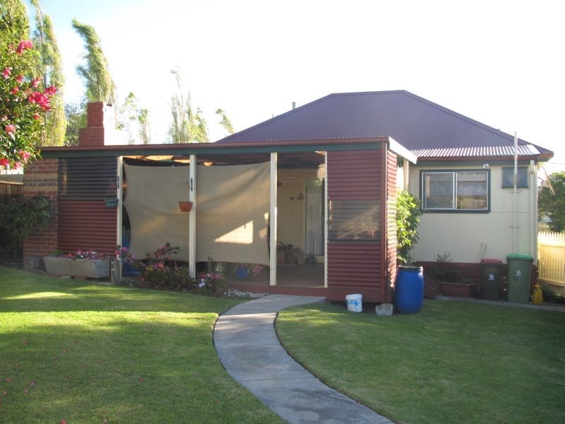 4 Tanjil Grove, Lakes Entrance VIC 3909