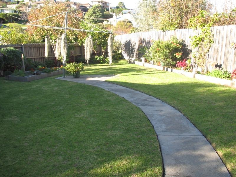 4 Tanjil Grove, Lakes Entrance VIC 3909