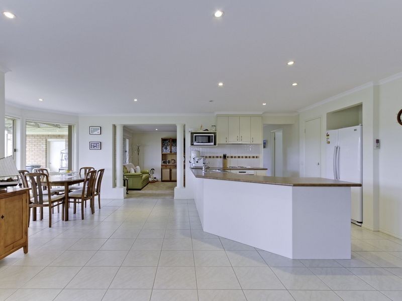 9 Westbury Way, Lakes Entrance VIC 3909