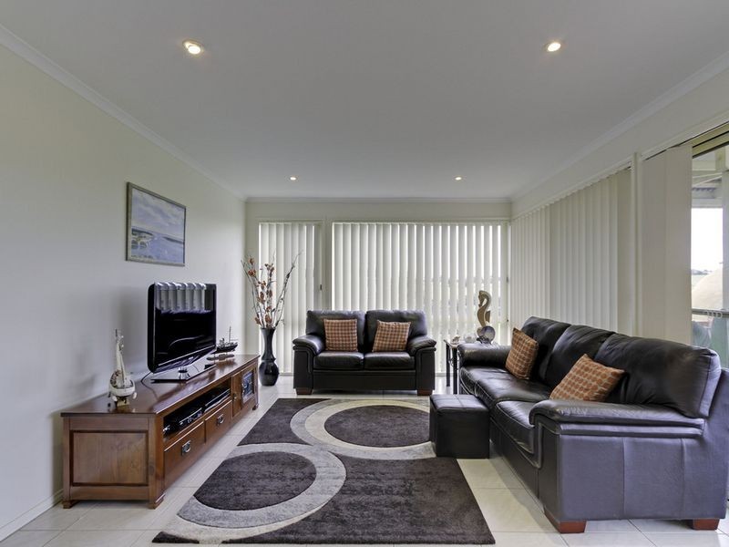 9 Westbury Way, Lakes Entrance VIC 3909