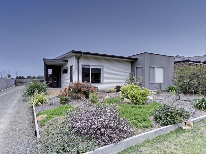 4 Lake Bunga Court, Lakes Entrance VIC 3909