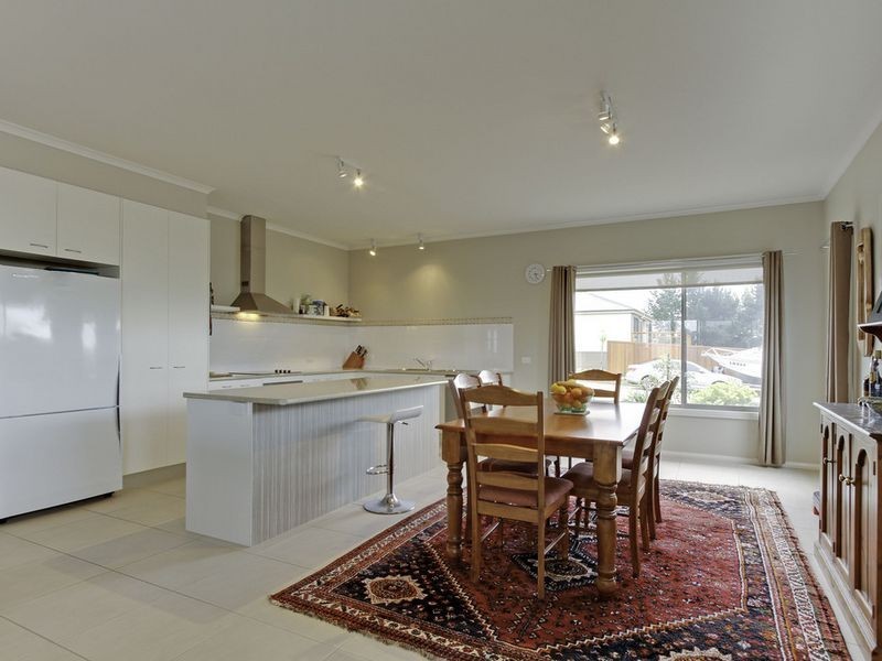 4 Lake Bunga Court, Lakes Entrance VIC 3909