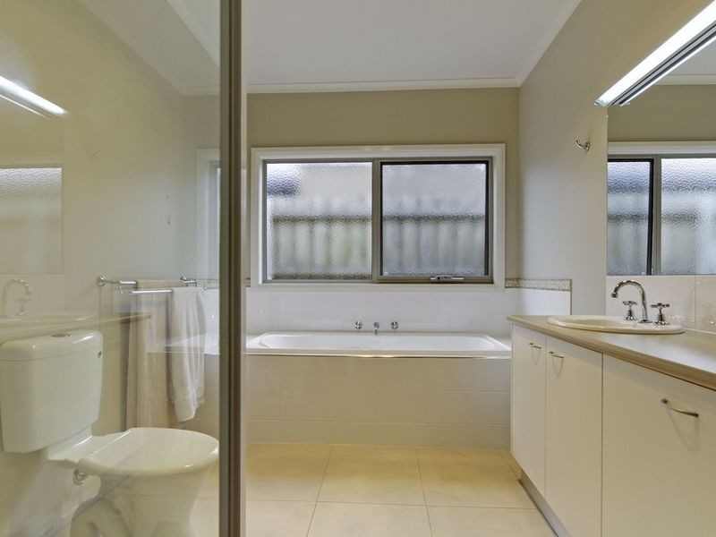 4 Lake Bunga Court, Lakes Entrance VIC 3909