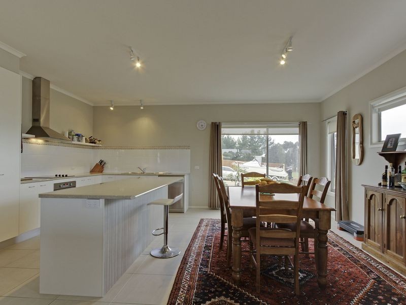 4 Lake Bunga Court, Lakes Entrance VIC 3909