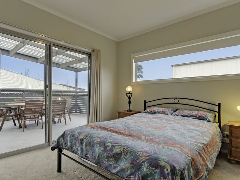 4 Lake Bunga Court, Lakes Entrance VIC 3909
