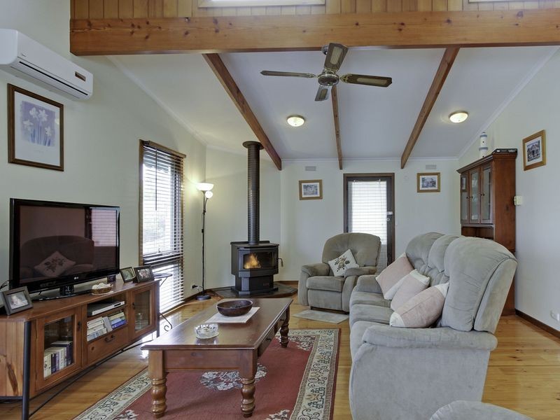 8 Archer Court, Lakes Entrance VIC 3909