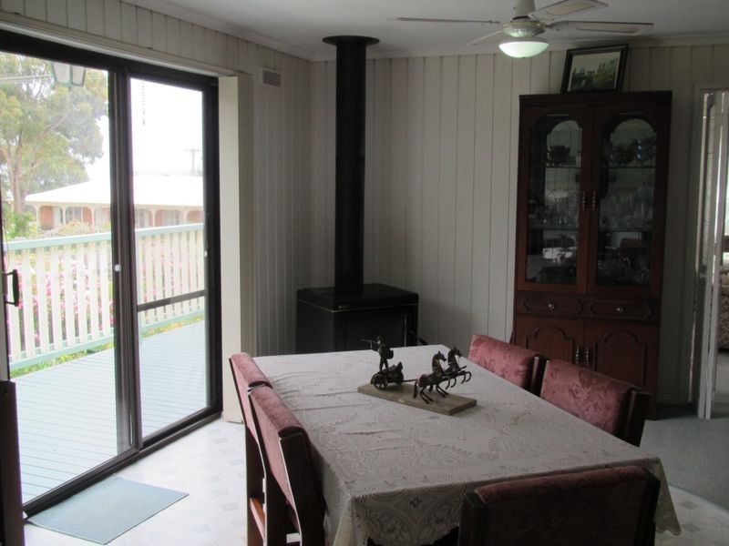 6 Hazel Road, Lakes Entrance VIC 3909