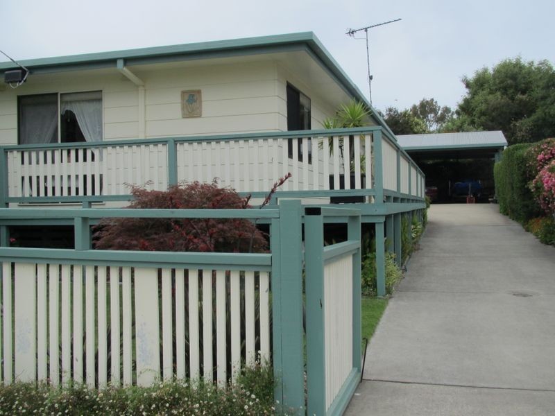 6 Hazel Road, Lakes Entrance VIC 3909