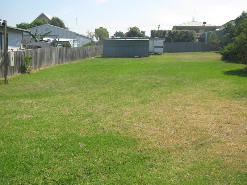 11 Surf Court, Lakes Entrance VIC 3909