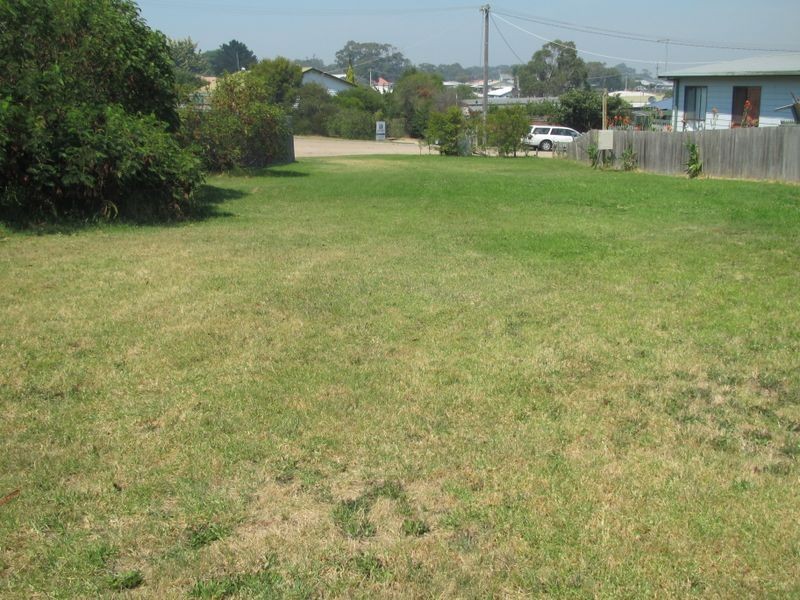 11 Surf Court, Lakes Entrance VIC 3909