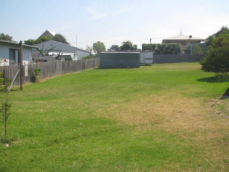 11 Surf Court, Lakes Entrance VIC 3909