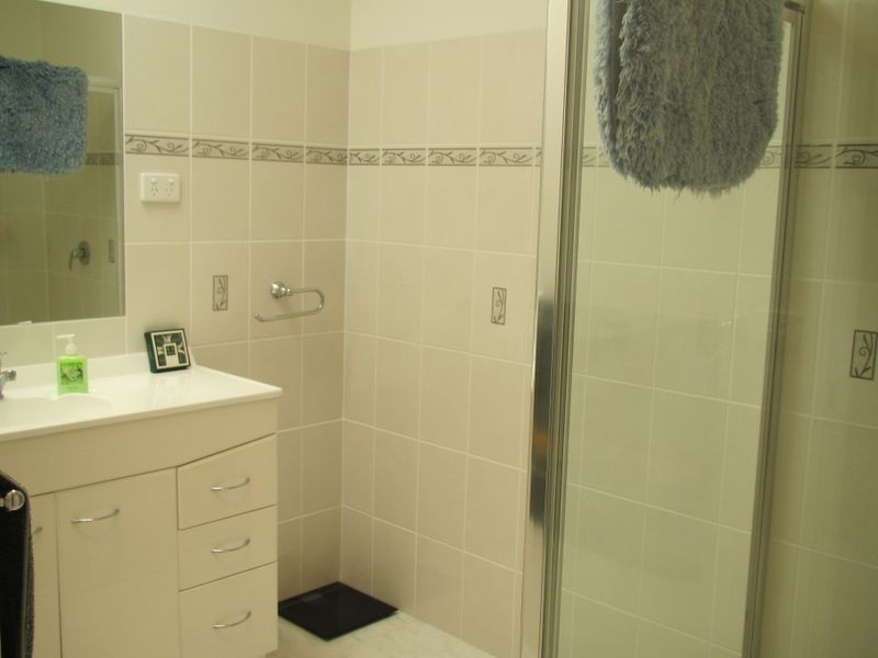 Unit 2/87 Roadknight Street, Lakes Entrance VIC 3909