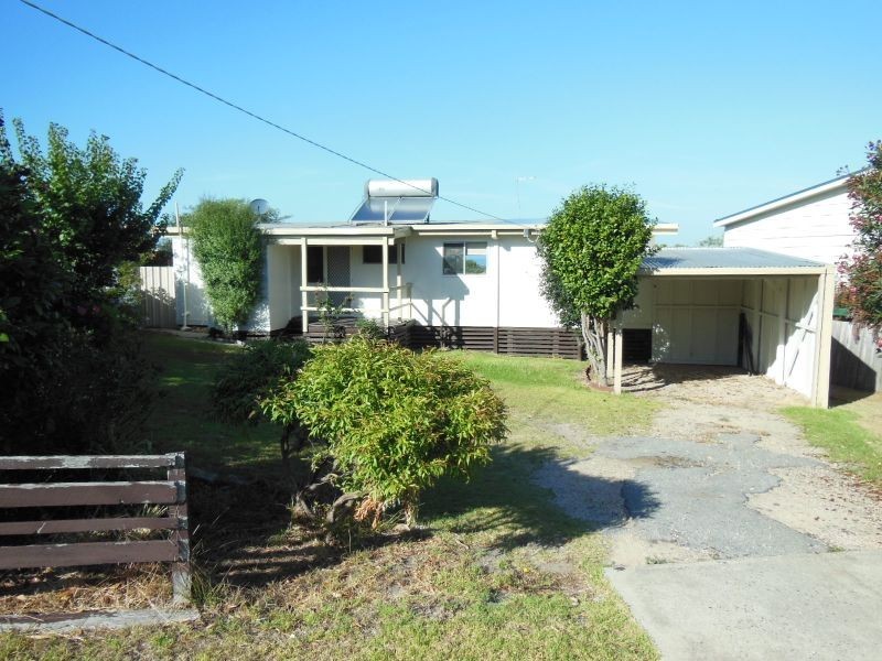 33 Capes Road, Lakes Entrance VIC 3909