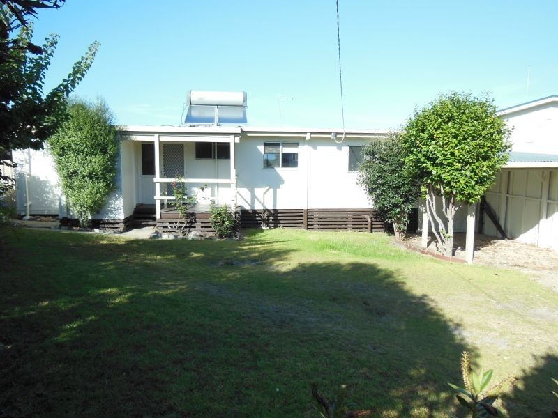 33 Capes Road, Lakes Entrance VIC 3909