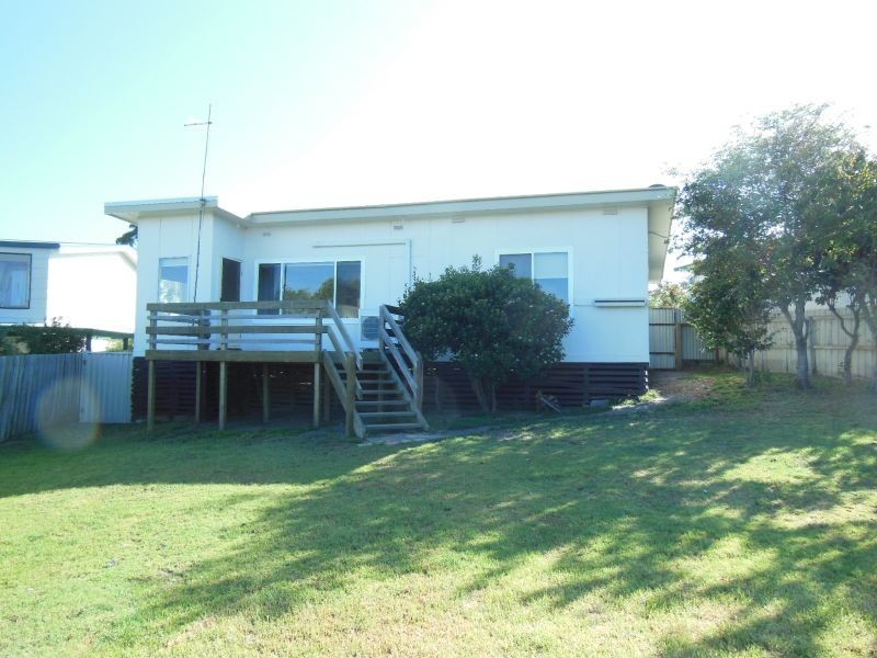33 Capes Road, Lakes Entrance VIC 3909