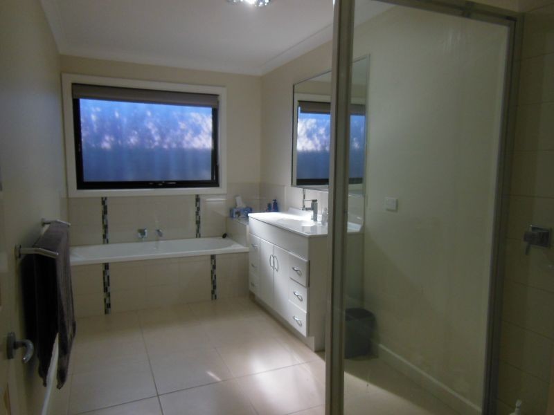 8 Norman Court, Lakes Entrance VIC 3909