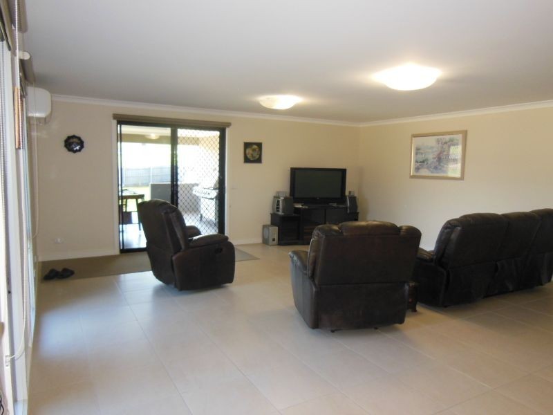 8 Norman Court, Lakes Entrance VIC 3909