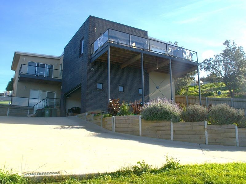 15 Outlook Avenue, Lakes Entrance VIC 3909