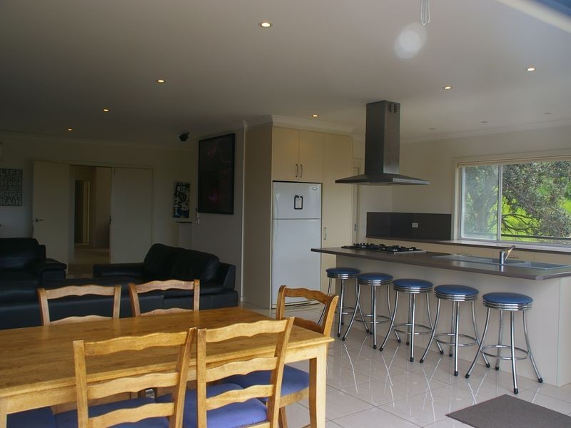 15 Outlook Avenue, Lakes Entrance VIC 3909