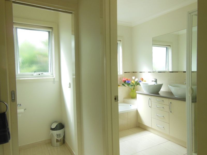 15 Outlook Avenue, Lakes Entrance VIC 3909