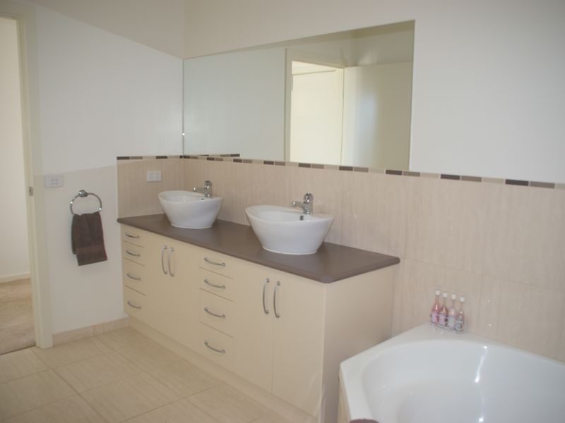 15 Outlook Avenue, Lakes Entrance VIC 3909