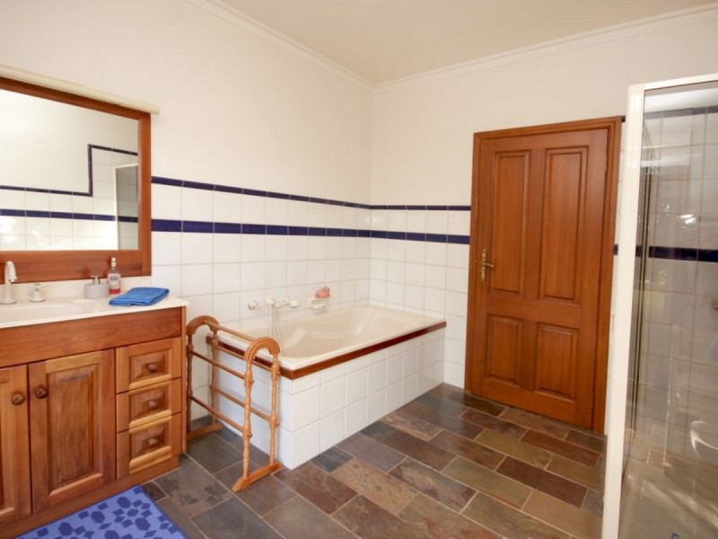 8 Reggardo Rise, Lakes Entrance VIC 3909