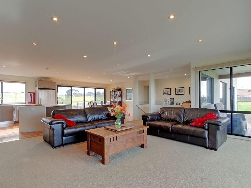 39 Sea Lakes Close, Lakes Entrance VIC 3909