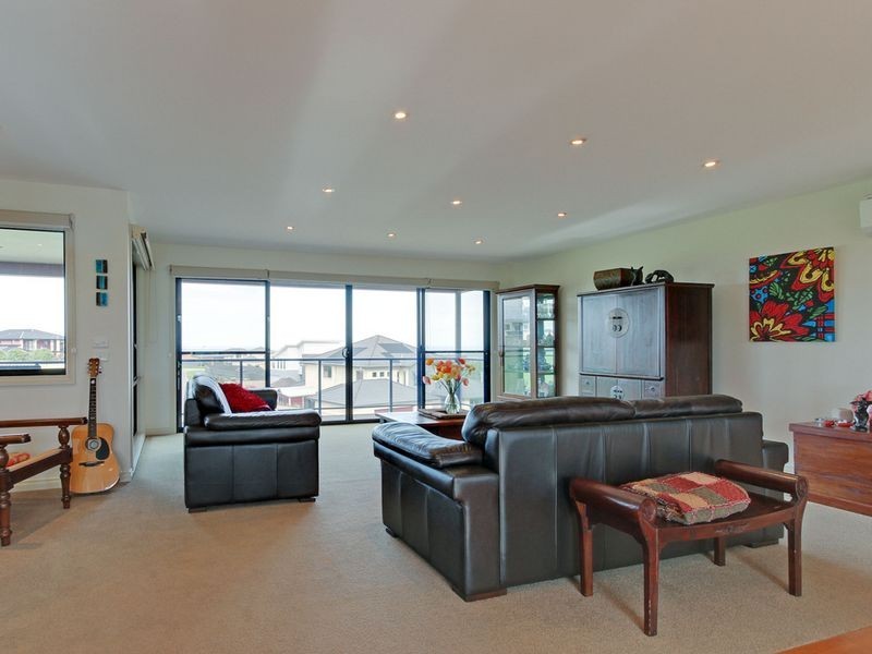 39 Sea Lakes Close, Lakes Entrance VIC 3909