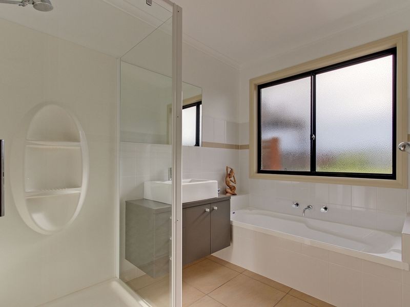 39 Sea Lakes Close, Lakes Entrance VIC 3909