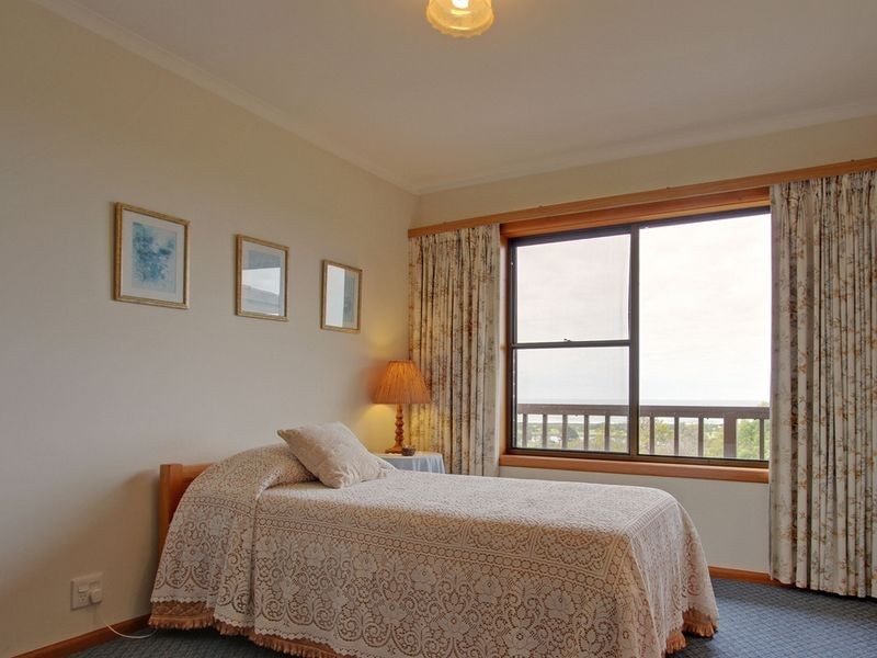 25 Lyrebird Court, Lakes Entrance VIC 3909