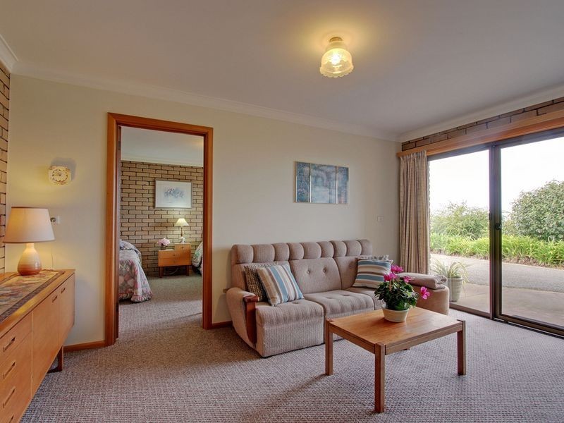 25 Lyrebird Court, Lakes Entrance VIC 3909