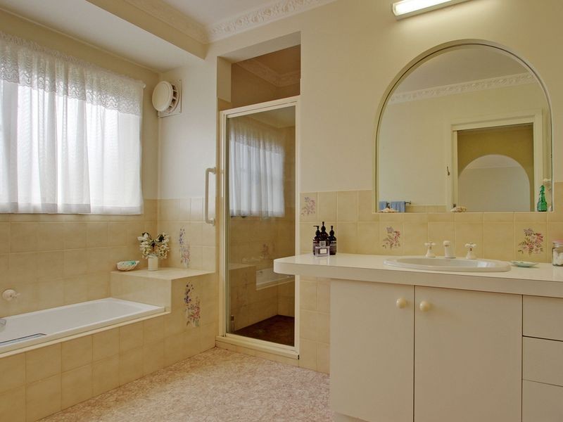 25 Lyrebird Court, Lakes Entrance VIC 3909