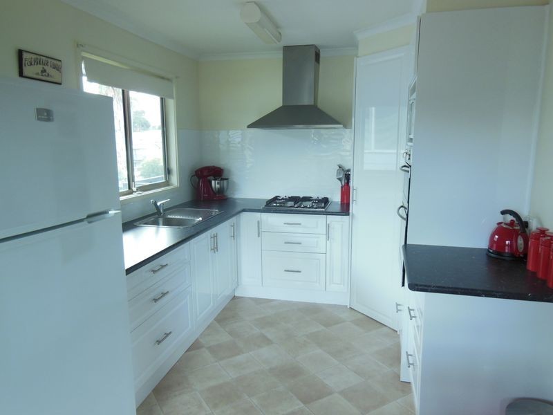 5 Hill Court, Lakes Entrance VIC 3909