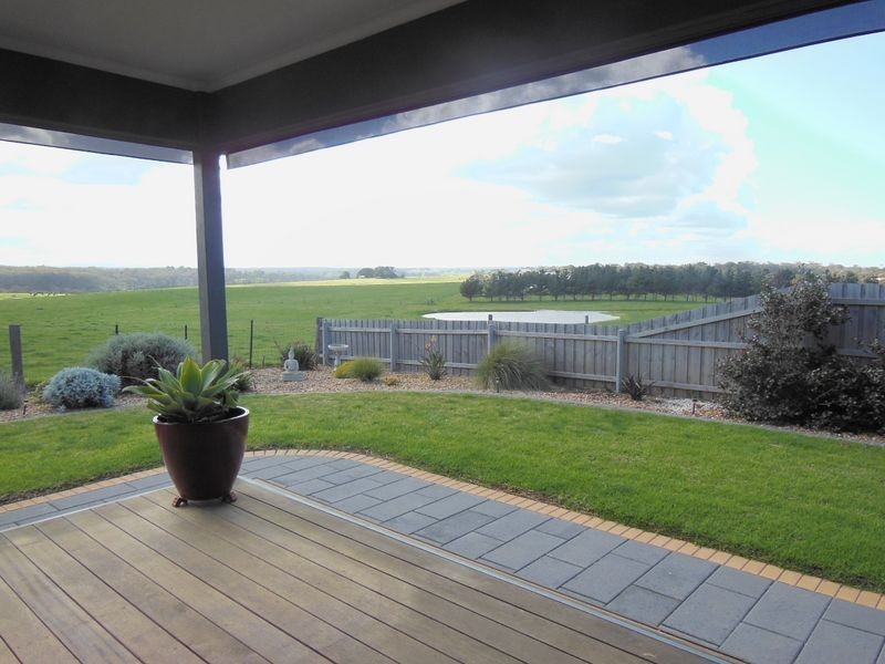 13 Bream Road, Lake Tyers Beach VIC 3909