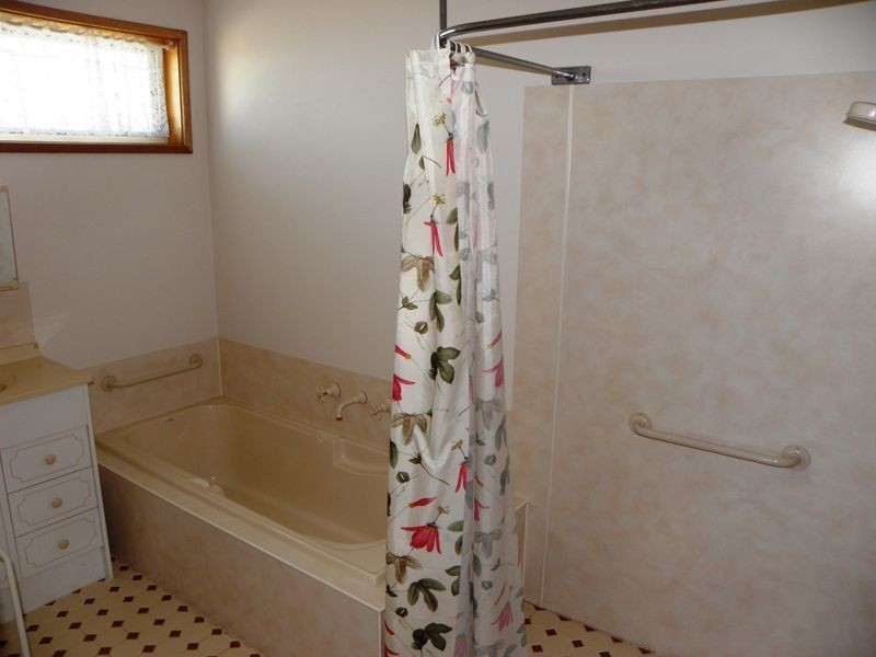 72 Palmers Road, Lakes Entrance VIC 3909