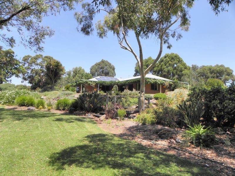 68 Lake Bunga Beach Road, Lakes Entrance VIC 3909