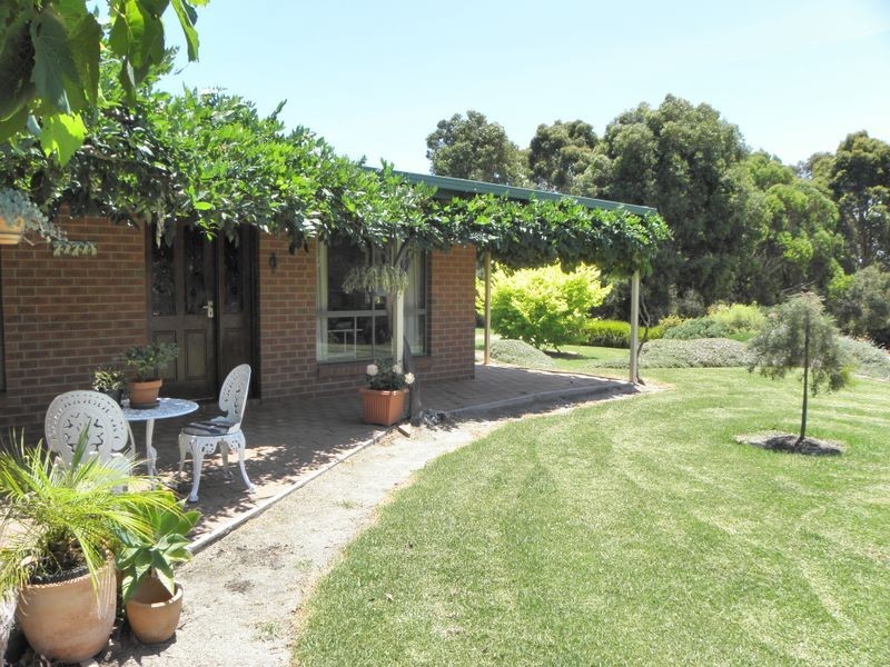 68 Lake Bunga Beach Road, Lakes Entrance VIC 3909
