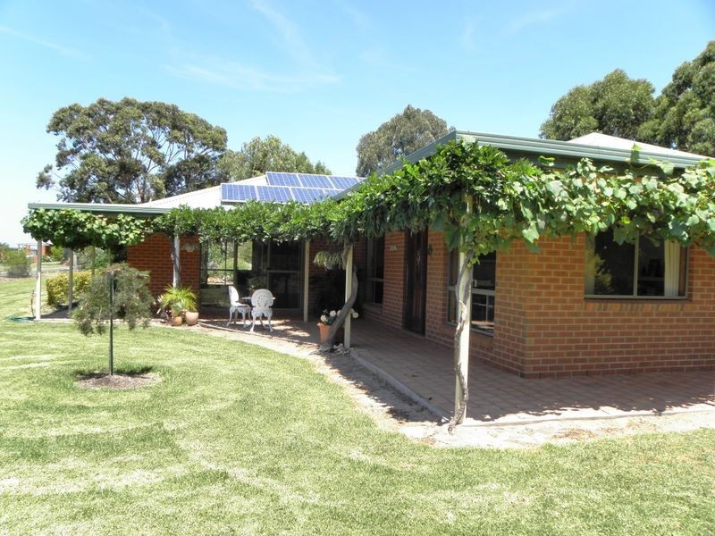 68 Lake Bunga Beach Road, Lakes Entrance VIC 3909