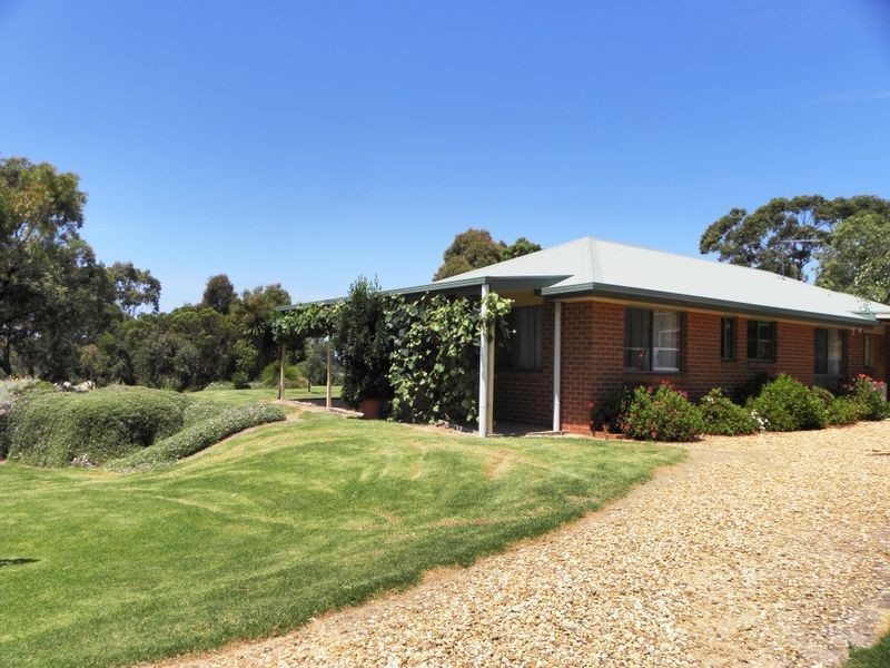68 Lake Bunga Beach Road, Lakes Entrance VIC 3909