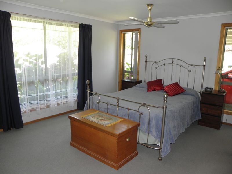 68 Lake Bunga Beach Road, Lakes Entrance VIC 3909