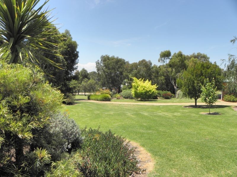 68 Lake Bunga Beach Road, Lakes Entrance VIC 3909