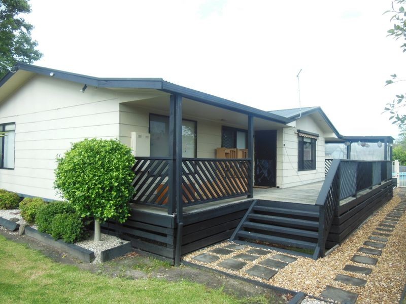 21 Heatherlea Grove, Lakes Entrance VIC 3909