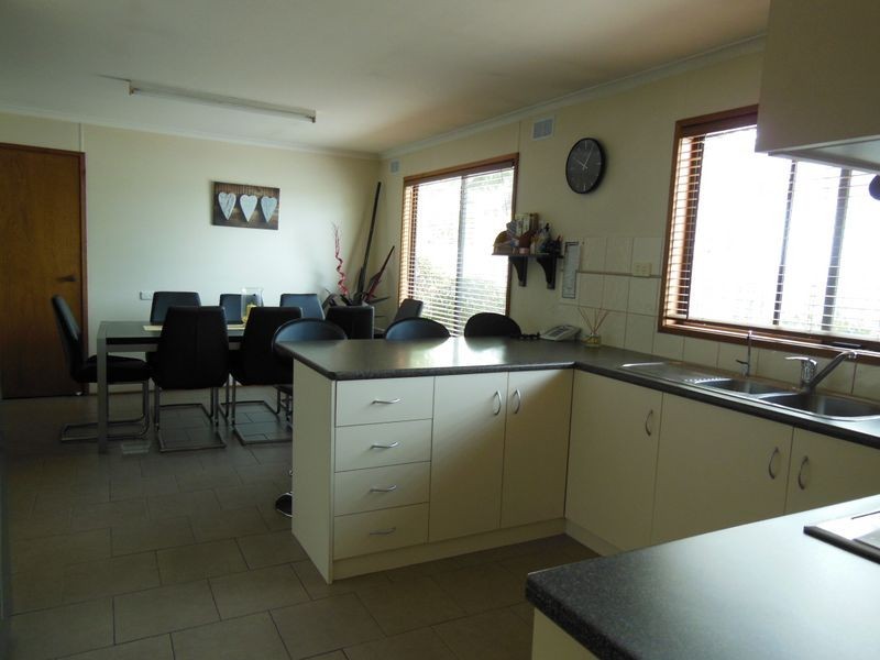 21 Heatherlea Grove, Lakes Entrance VIC 3909