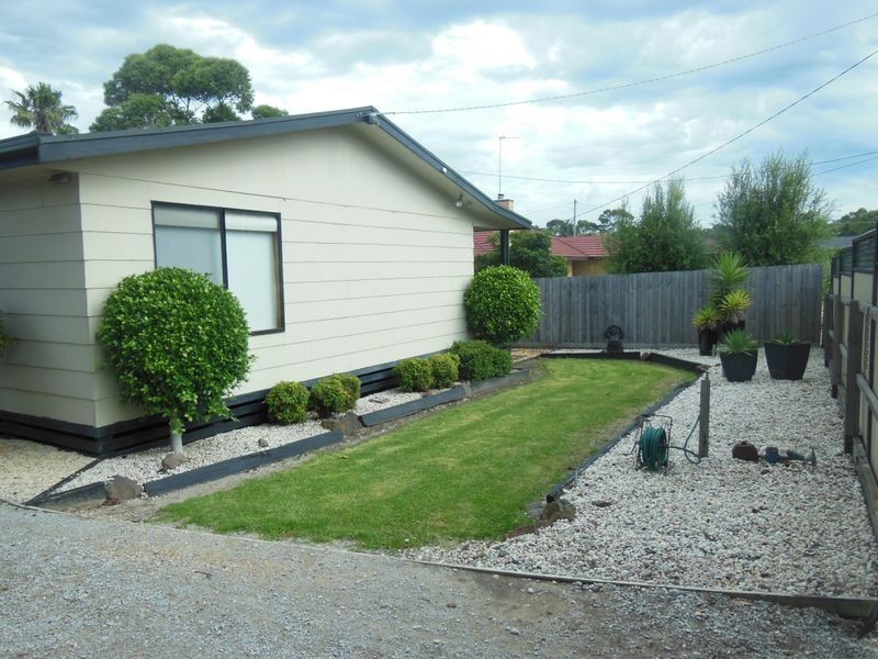 21 Heatherlea Grove, Lakes Entrance VIC 3909