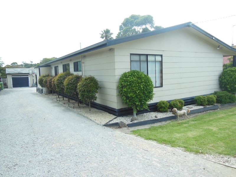 21 Heatherlea Grove, Lakes Entrance VIC 3909