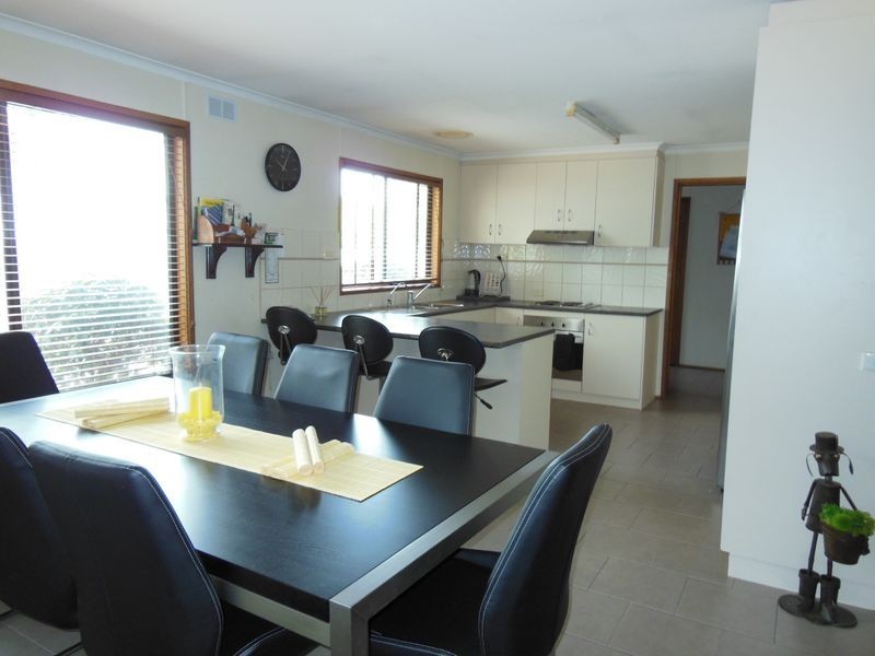 21 Heatherlea Grove, Lakes Entrance VIC 3909