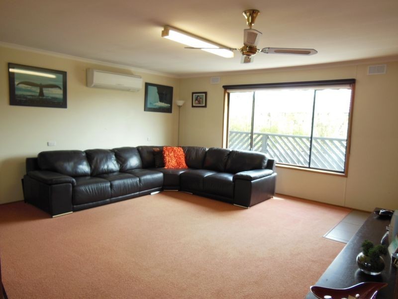 21 Heatherlea Grove, Lakes Entrance VIC 3909