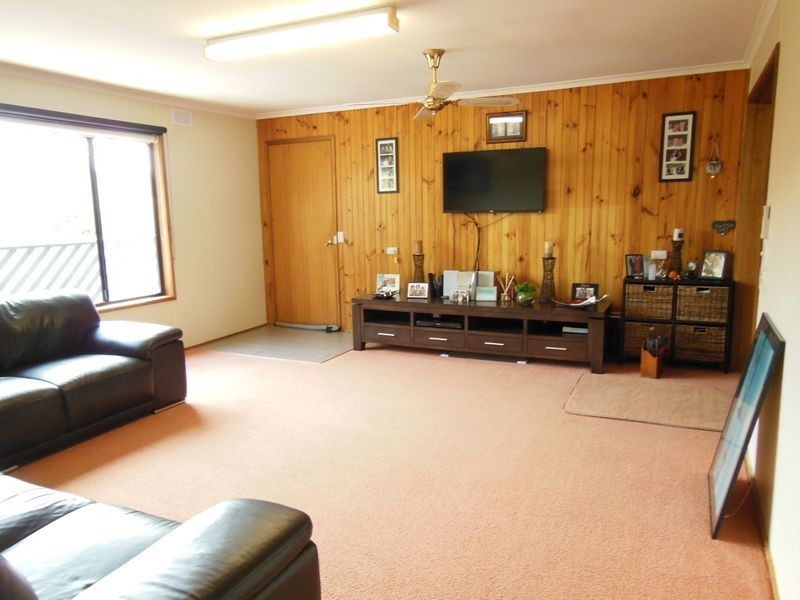 21 Heatherlea Grove, Lakes Entrance VIC 3909