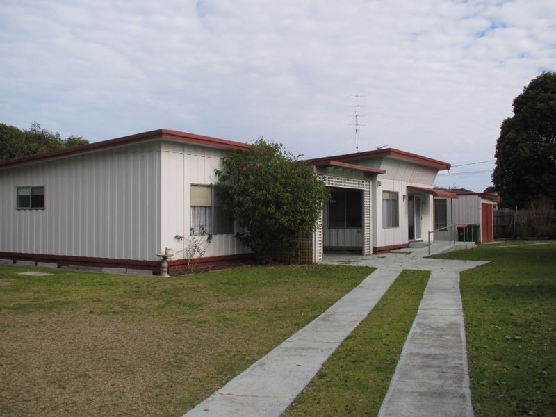11 Jemmeson Street, Lakes Entrance VIC 3909